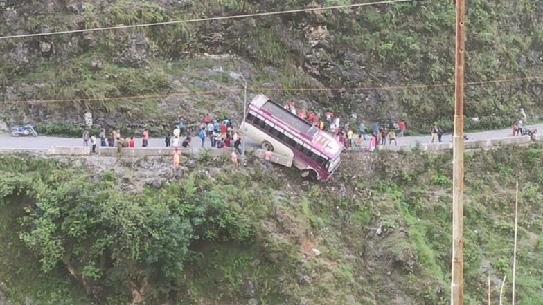 Himachal Pradesh: Bus Carrying 22 People Skids Off NH 707 Near Bohrad Khad in Shillai, Alert Driver Controls Bus Till Last Passenger Is Rescued