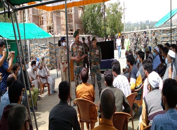 India News | J-K: Security Forces Committed to Taking Surrenders Even During Active Operations: GOC Chinar Corps to Families of Active Terrorists