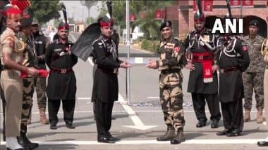 Indian, Pakistani Troops Exchange Sweets Along LoC in Kashmir on Pak's Independence Day