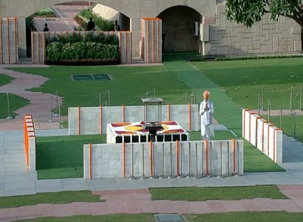 India News | Independence Day: PM Modi Pays Tribute to Mahatma Gandhi at Rajghat