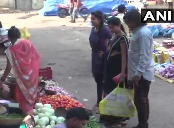 India News | In Bid to Reduce Plastic Usage, Meat Traders in Andhra's Guntur Offer Discounts to Those Who Carry Own Cloth Bags