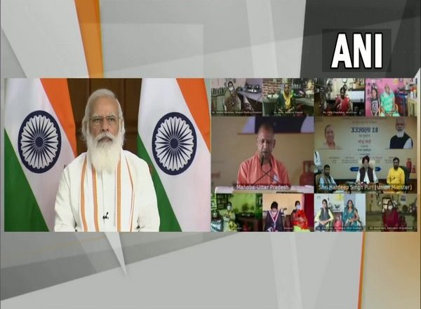 PM Narendra Modi Launches Ujjwala 2.0, Hands Over LPG Connections at Mahoba in Uttar Pradesh