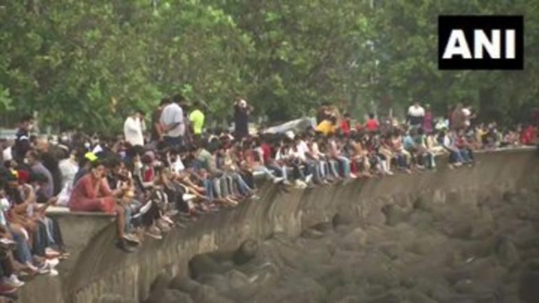 Mumbaikars Throng to Marine Drive After Relaxations in COVID-19 Guidelines (See Pics)