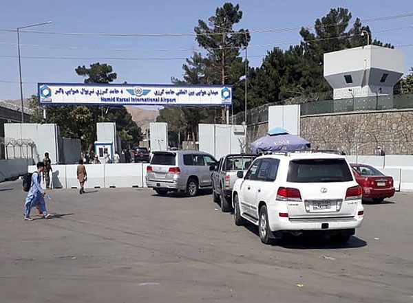 World News | Heavy Gunfire Kills 3 at Kabul Airport as Citizens Gathered to Leave Country