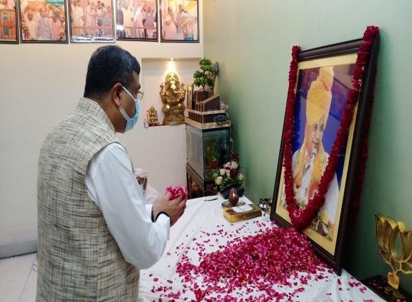 India News | Dharmendra Pradhan Pays Tribute to Kalyan Singh, Visits His Home in Aligarh