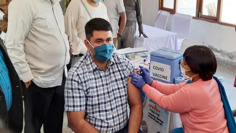 COVID-19 Vaccination Drive in India: Cumulative Vaccine Doses Administered Cross 52 Crore, Over 41 Lakh Jabs Inoculates in Past 24 Hours