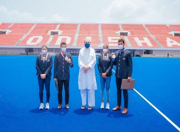 Sports News | Odisha CM Naveen Patnaik Felicitates Hockey Players from State for Putting on Spectacular Show at Tokyo Olympics