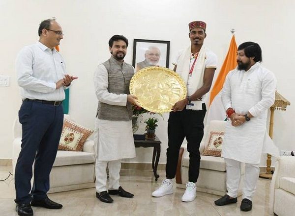 Sports News | Tokyo Paralympics: Sports Minister Anurag Thakur Felicitates Silver Medallist Nishad Kumar