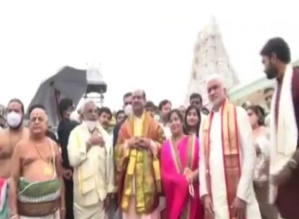 India News | Om Birla, Family Members Offer Prayer to Lord Balaji at Tirumala Temple
