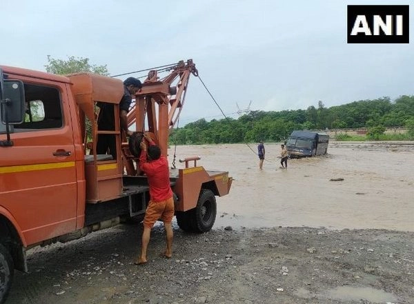 India News | Police Van Carrying Prisoners Gets Stuck in Flooded Road in Uttarakhand