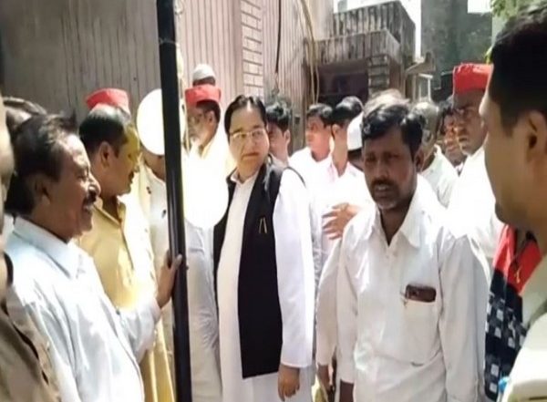 India News | Samajwadi Party's Moradabad MP 'forgets' National Anthem While Hoisting Tricolour on Independence Day