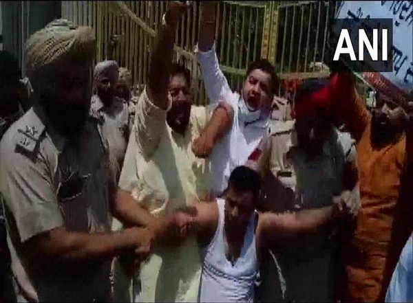 India News | Amritsar: BJYM Protests over Sidhu Advisor's Controversial Remarks on J-K