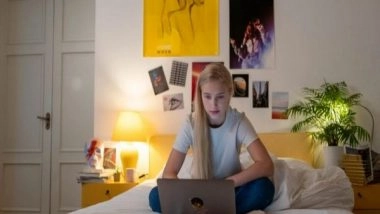 Lifestyle News | Stressed Teens Benefit from Spending Time Online in Moderation