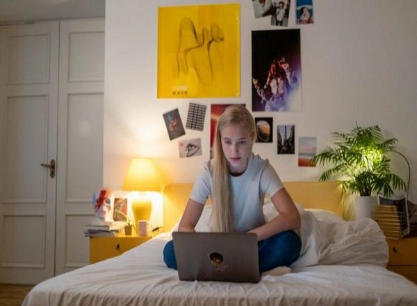 Lifestyle News | Stressed Teens Benefit from Spending Time Online in Moderation