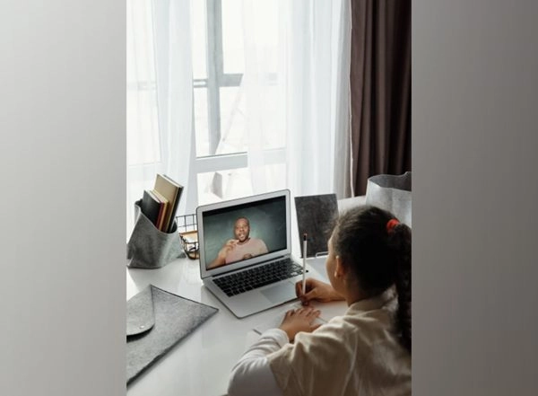 Lifestyle News | Students Taking Online Courses During COVID Got More Sleep