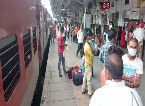 India News | 50 Trains Cancelled, Road Traffic Affected as Farmers Protesting Sugarcane Price Hike Block Rail Tracks, Highway
