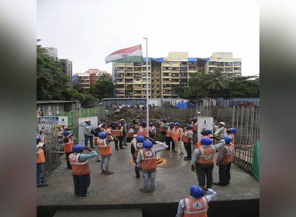 Business News | Migrant Workers at Nahar's Amrit Shakti Construction Site Hoisted the Tricolor to Mark the 75th Year of India's Independence