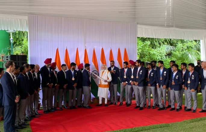 India News | Indian Men's Olympics Hockey Team Presents Autographed Hockey to PM Modi