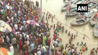 India News | Devotees Throng Ghats Near Kashi Vishwanath Temple Despite COVID Restrictions