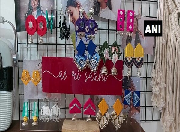 India News | Mother-Daughter Duo Turns Entrepreneur in Gujarat's Vadodra, Sells Jewellery Made of Recycled Fabric