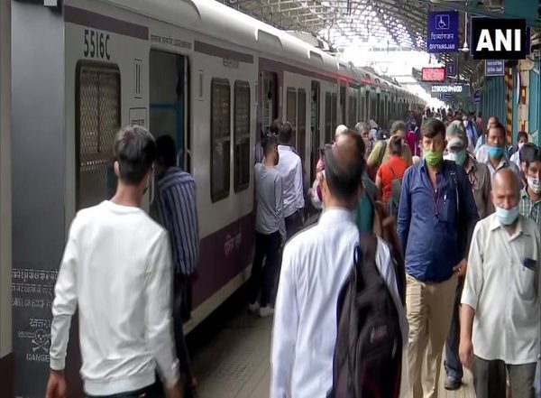 India News | Mumbai Local Train Services Resume Today for Fully COVID Vaccinated Passengers