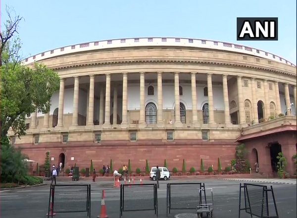 Monsoon Session 2021: Suspended TMC MP's Breaks Glass Pane in Rajya Sabha While Trying to Enter Forcibly
