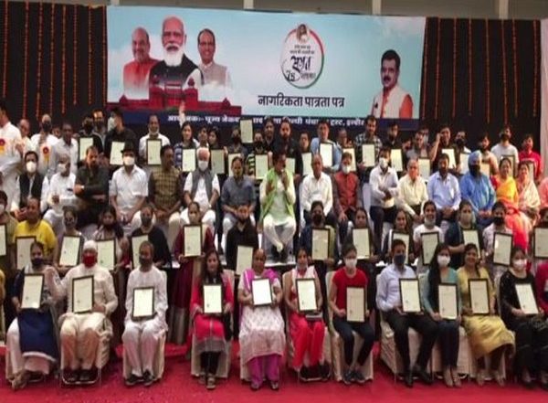 Indian Citizenship Granted to 75 Sindhi Refugees From Pakistan in Indore 