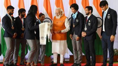 India’s Medal Winners at Tokyo Olympics 2020 Gift Signed Stole to Prime Minister Narendra Modi (Check Post)