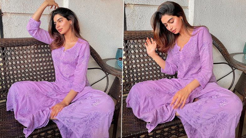 Khushi Kapoor Looks Pretty As She Plays With Her Hair In an Easy-Breezy Mauve Chikankari Suit, See Photos