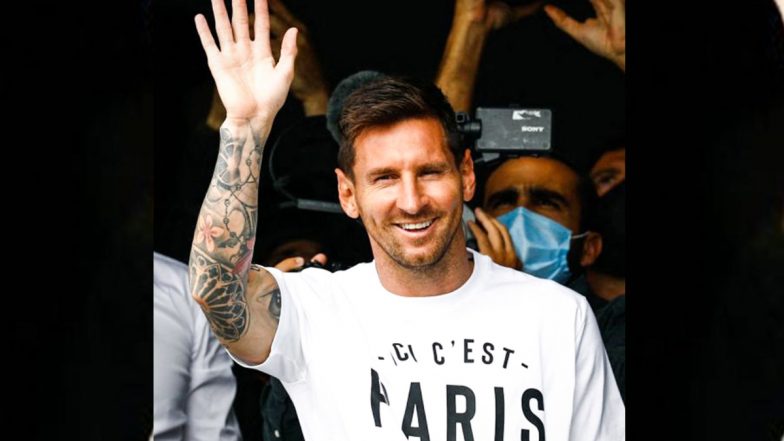 Lionel Messi Arrives in Paris to Sign Contract With PSG (Watch Video)