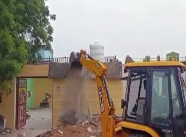 India News | MP Administration Demolishes Houses of Accused Who Tied Up, Dragged Tribal Man to Death
