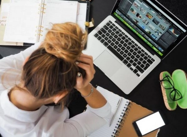 Lifestyle News | Stressed Teens Benefit from Coping Online, but Little Goes Long Way: Study