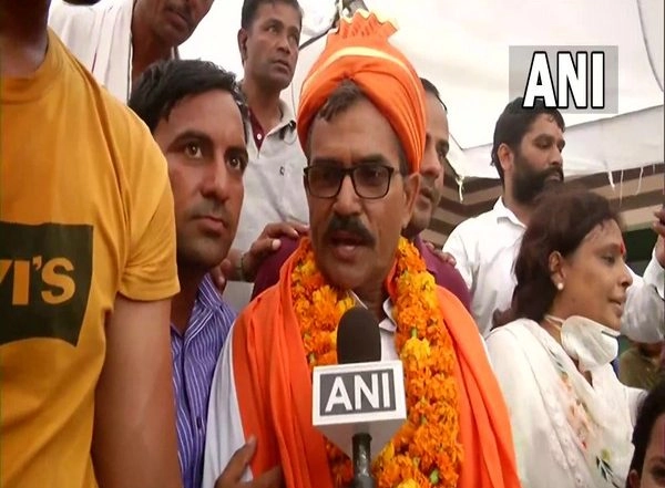 India News | Father of Olympic Medalist Neeraj Chopra Expresses Happiness on Son's Gold Medal, Says Country's Dream Fulfilled