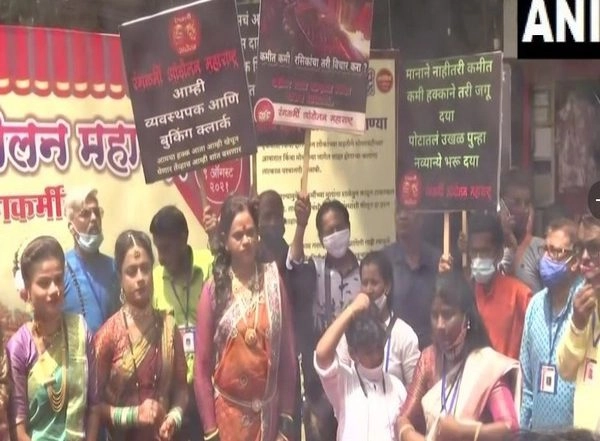 India News | Several Artists Stage Protest in Mumbai, Demand Reopening of Theatres
