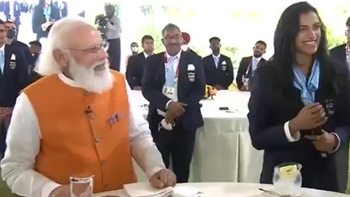 PM Narendra Modi Offers Ice Cream to 2020 Tokyo Olympics Medal Winner PV Sindhu During Interaction With the Indian Contingent (Watch Video)