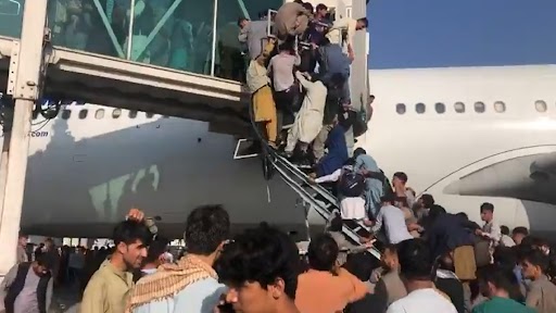 Afghanistan Crisis: Horrifying Scenes at Kabul Airport as Thousands of People Try to Flee After Taliban Takes Control; Watch Videos