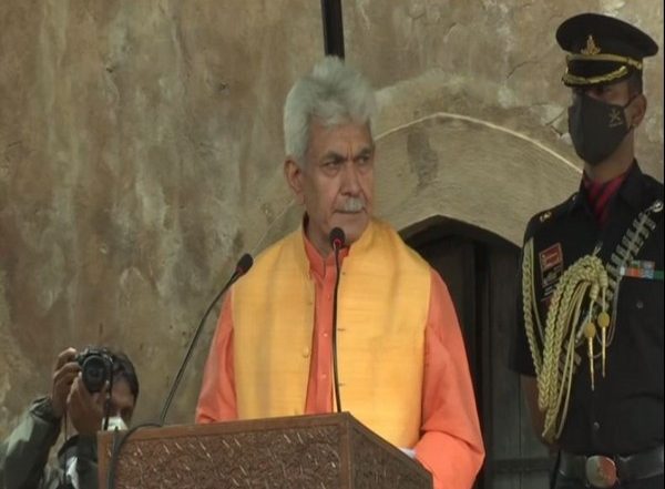 India News | L-G Manoj Sinha Hoists 100-ft Tall Tricolour at Hari Parbat Fort in Srinagar