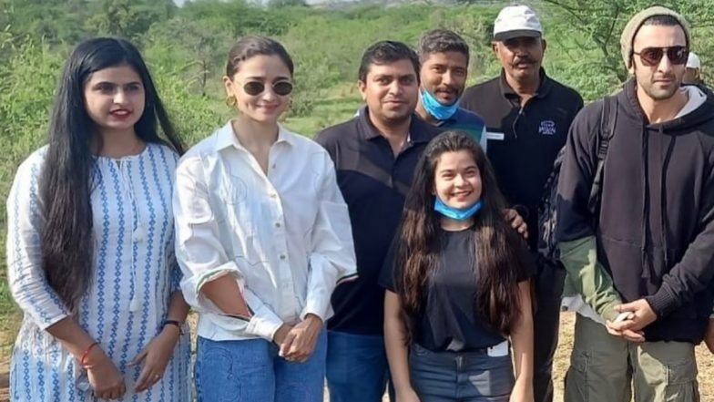 Ranbir Kapoor and Alia Bhatt Pose for Lovely Clicks With Fans in Jodhpur!