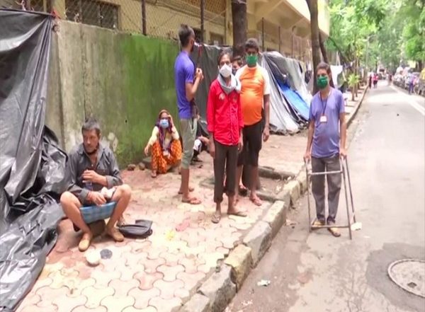 India News | Cancer Patients, Their Attendants Living in Temporary Shelters Outside Mumbai Hospital