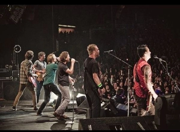 Entertainment News | Pearl Jam Returns to Stage After Three Years, Debuts Six New Songs