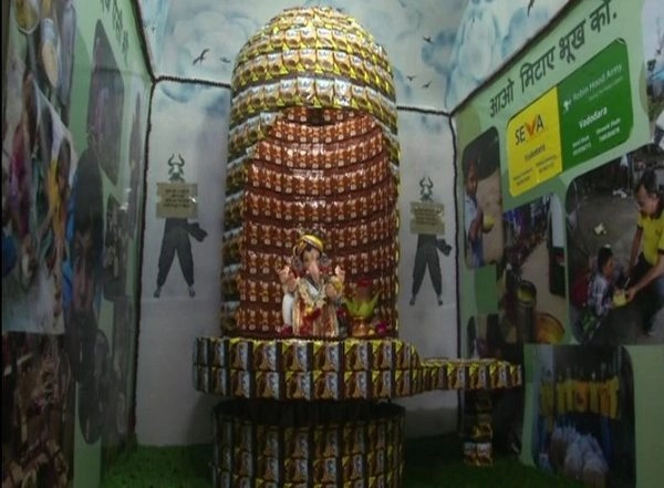 India News | Gujarat Woman Uses Food Packets to Decorate Ganesha Idol to Raises Awareness About Food Wastage