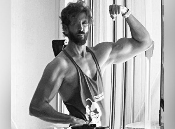 Entertainment News | Hrithik Roshan Flaunts Chiselled Physique in New Post, Says 'Bollywood Bicep Ki Jai'