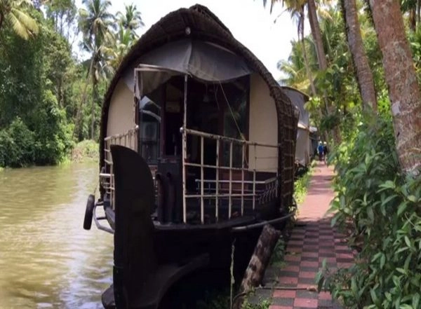 India News | Houseboats Resume Operation for Tourists in Kerala's Kumarakom Despite Rising COVID Numbers