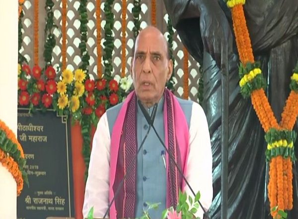 India News | Rajnath Singh Showers Praise on Yogi Adityanath in Poll-bound UP, Says His Name Frightens Criminals