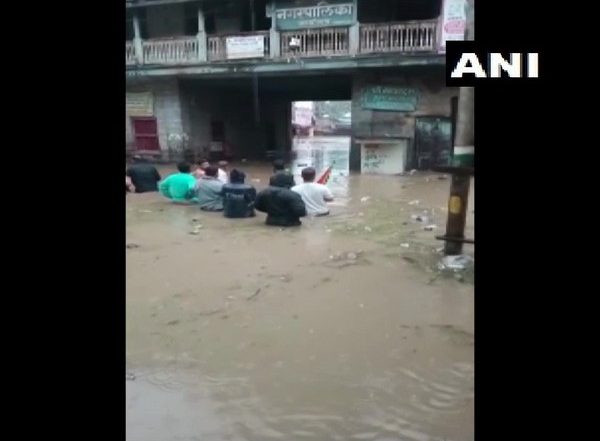 Maharashtra Rains: Torrential Rain Causes Extensive Waterlogging in Jalgaon, Houses and Roads Submerged (Watch Video)