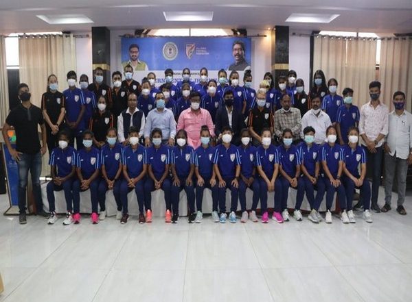 Sports News | Jharkhand Sports Minister Hafizul Hassan Meets Indian Women's Football Team in Jamshedpur