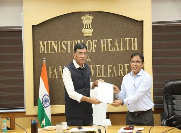 India News | Mandaviya Appreciates Delhi Doctor, Says PM's Dream of Swasthya Bharat Can Be Achieved if All Healthcare Workers Work Like Him