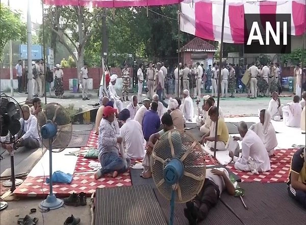 India News | Farmers' Stir: Haryana Govt Suspends Internet, SMS Services in Karnal