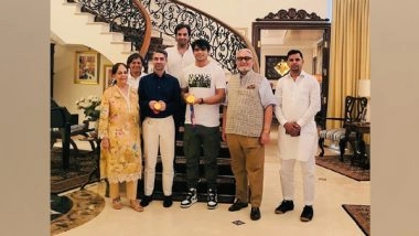 Sports News | Took My Olympic Medal to Meet Its Elder Sibling from Beijing: Neeraj After Meeting Bindra