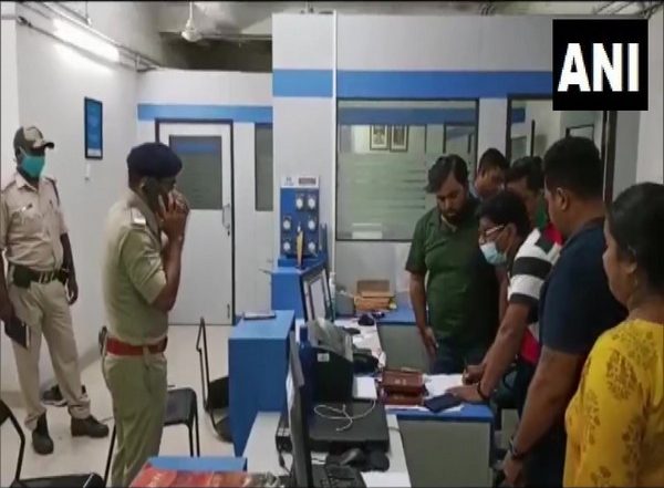 India News | 12 Kg Gold, 3 Lakh Cash Looted at Gunpoint in WB's Asansol
